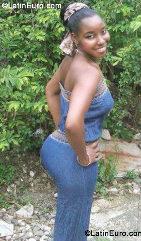 Date this fun Jamaica girl Samantha from Nine Mile JM544