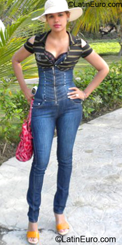 Date this pretty Dominican Republic girl Nikauri from Santiago DO11455