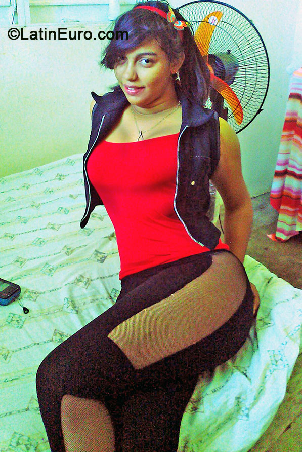Date this attractive Dominican Republic girl Leidy from Santo Domingo DO18205