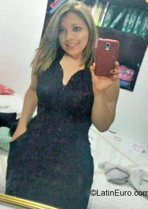Date this cute Colombia girl YESENIA from Bogota CO17107