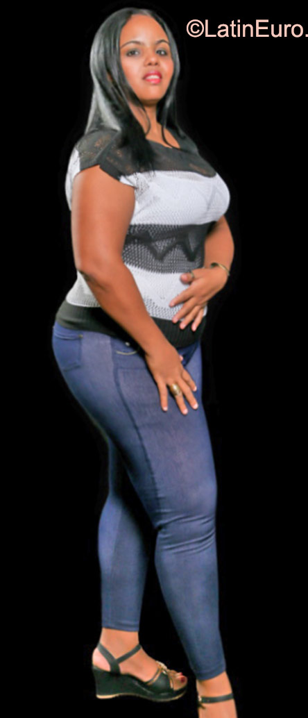 Date this stunning Dominican Republic girl Flor from Santo Domingo DO23131