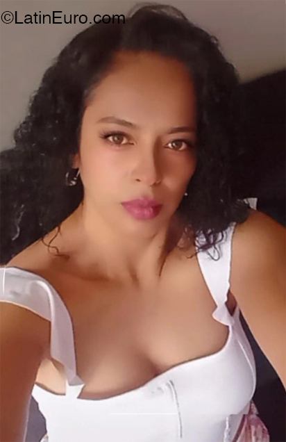 Date this exotic Colombia girl Isabella patio from Bogota CO32131