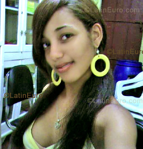 Date this tall Dominican Republic girl Lilian from Barahona N-398