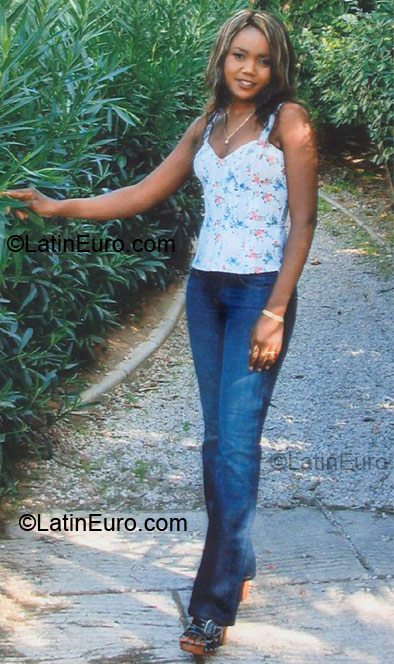 Date this good-looking France girl Zergan from Montpellier FR159