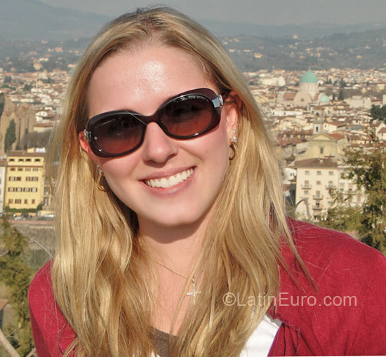 Date this funny Brazil girl Larissa from Curitiba BR4109