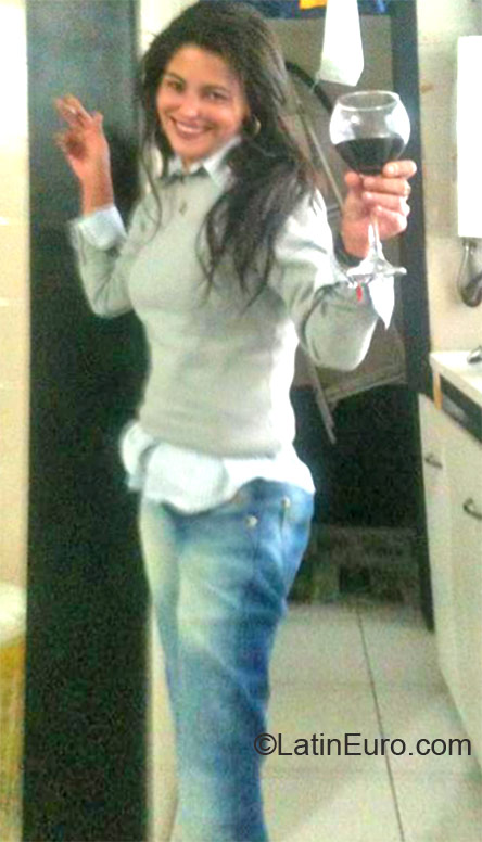 Date this sensual Brazil girl Regineia from Curitiba BR6948