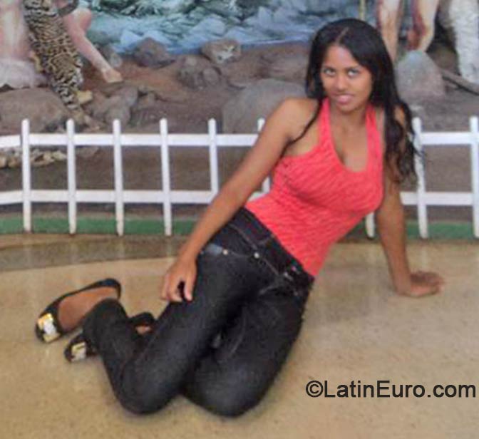 Date this good-looking Brazil girl Celia from Brasilia BR8545