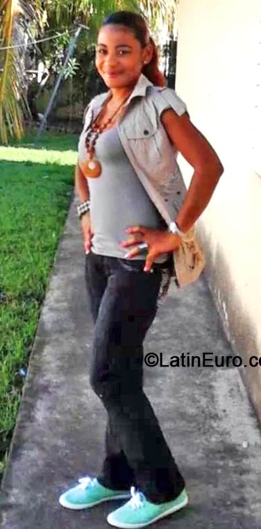 Date this nice looking Jamaica girl Maria from Kingston JM1570
