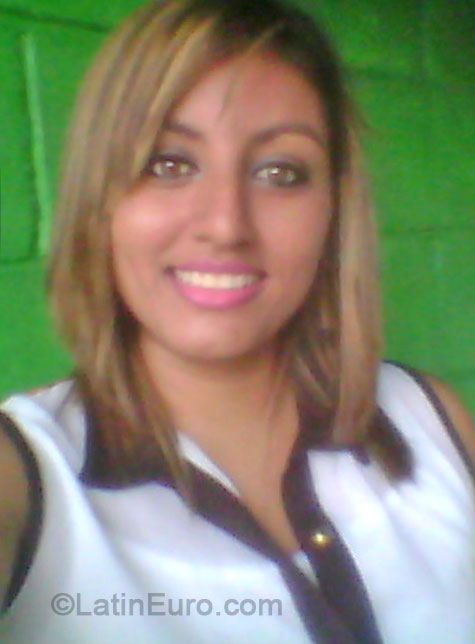 Date this happy El Salvador girl Leticia from San Salvador SV65