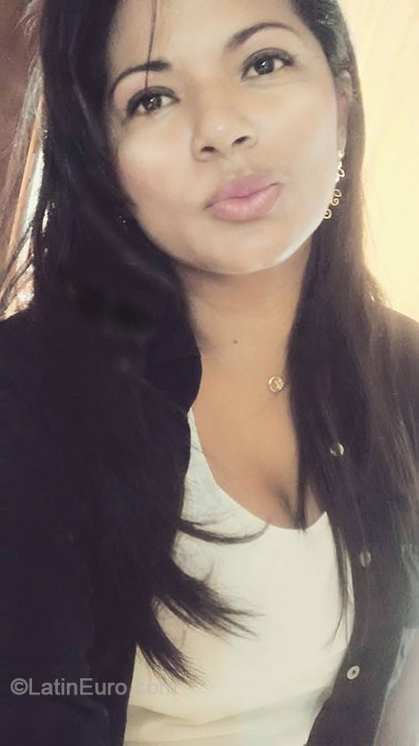 Date this voluptuous Brazil girl Cintia from Belem BR8987