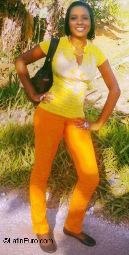 Date this foxy Jamaica girl Chrystal from Kingston JM1883