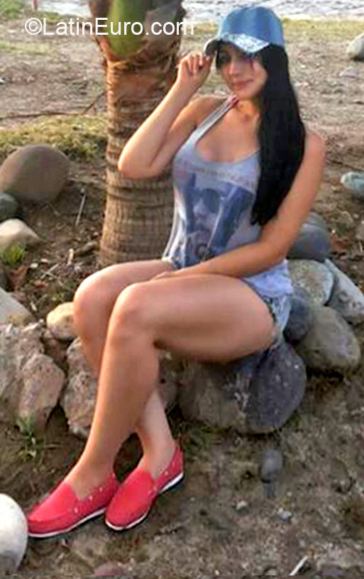 Date this pretty Honduras girl Kary from San Pedro Sula HN1463