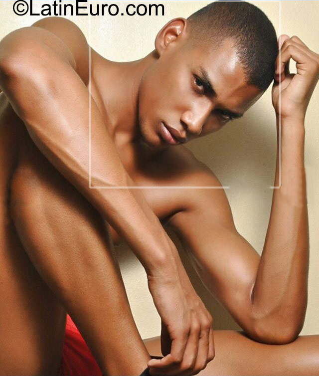 Date this georgeous Dominican Republic man Luis from Santo Domingo DO23300