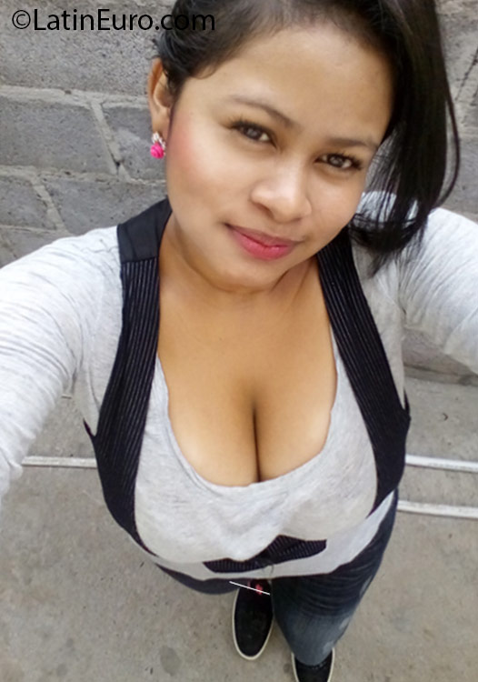 Date this nice looking Honduras girl Bredin from San Lorenzo HN2120