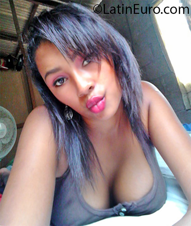 Date this attractive Honduras girl Nodie from Tela HN2121