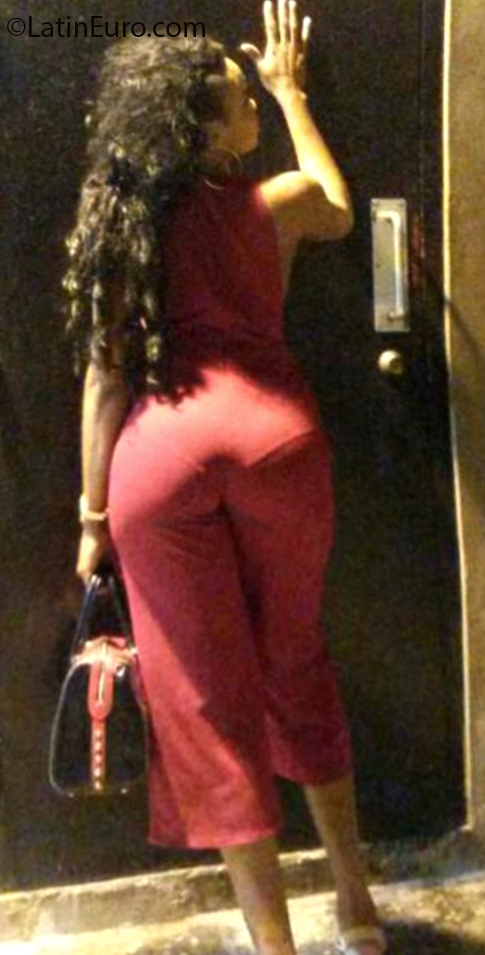 Date this attractive Jamaica girl Blanket from Kingston JM2301