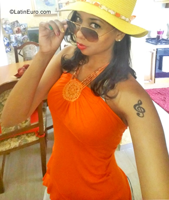Date this good-looking Italy girl Perola from Turin IT291