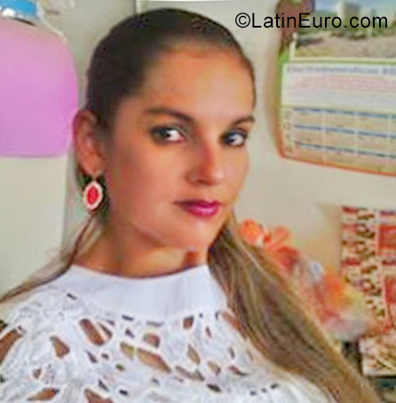 Date this nice looking Honduras girl Kenia from Tegucigalpa HN2377