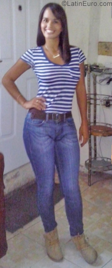 Date this attractive Venezuela girl Angelin from Caracas VE1043