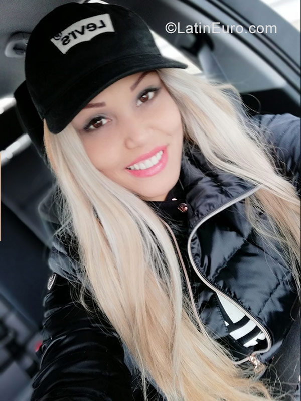 Date this fun Italy girl Dayana from Varese IT297