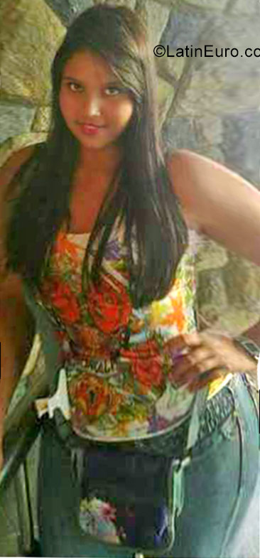 Date this happy Venezuela girl Ariana from Caracas VE1119