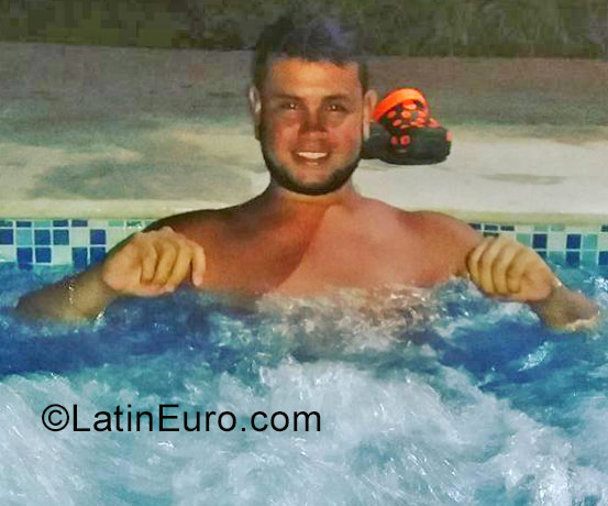 Date this athletic Colombia man Santiago from Medellin CO22873