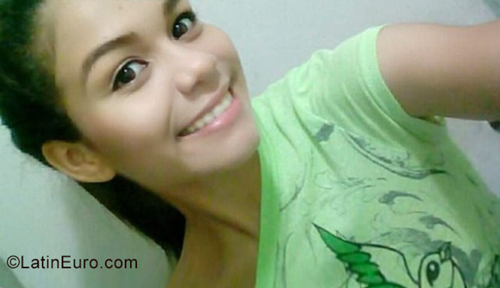 Date this nice looking Venezuela girl Danna from Maracaibo VE1153