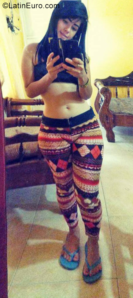 Date this pretty Venezuela girl Navila from Botabanero VE1232