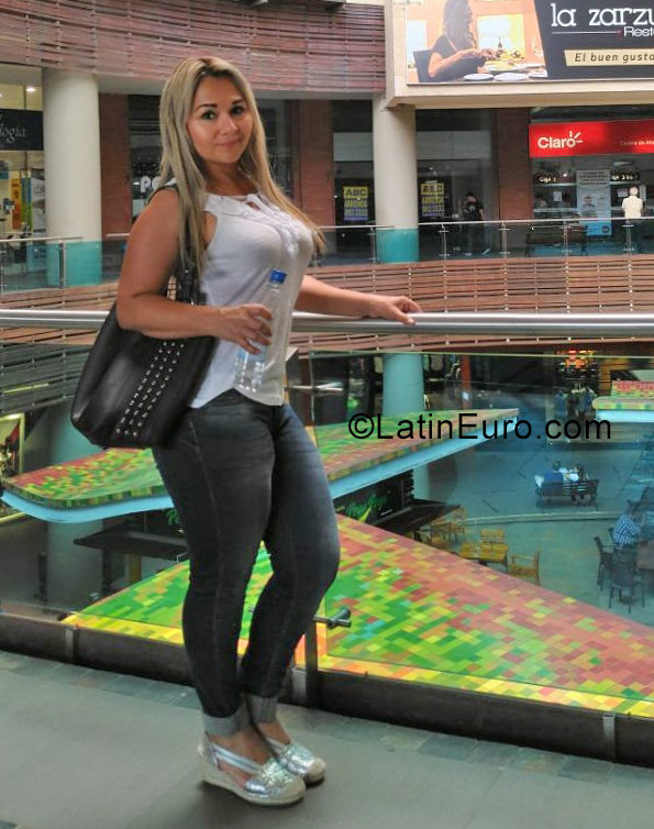 Date this happy Italy girl Ana Milena from Busnago IT300