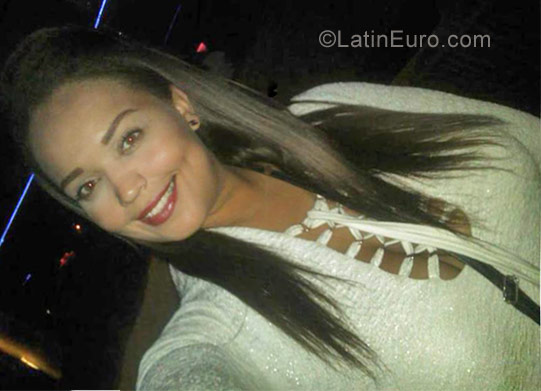 Date this charming Venezuela girl Geraldine from Caracas VE1467