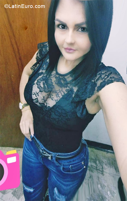 Date this pretty Venezuela girl Nubia from Caracas VE1823