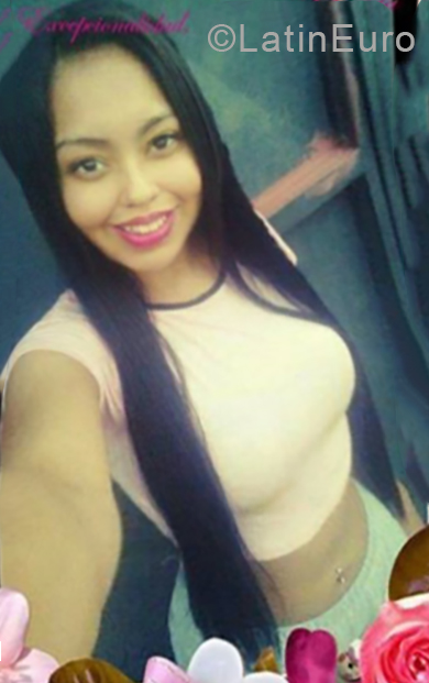 Date this pretty Venezuela girl Danyimar from Caracas VE1901