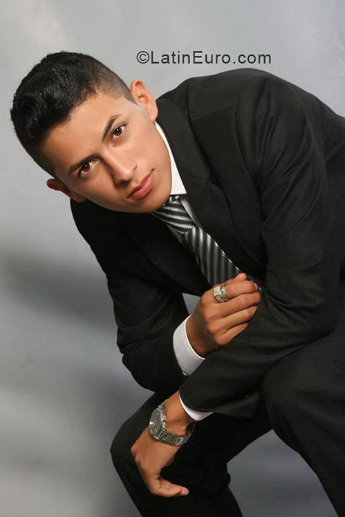 Date this happy Dominican Republic man Derby from Santo Domingo DO33361