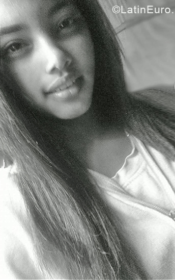 Date this fun Venezuela girl Darlyn from Valencia VE2034