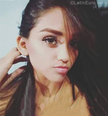Date this pretty Venezuela girl Nahomi from Cumana VE2255
