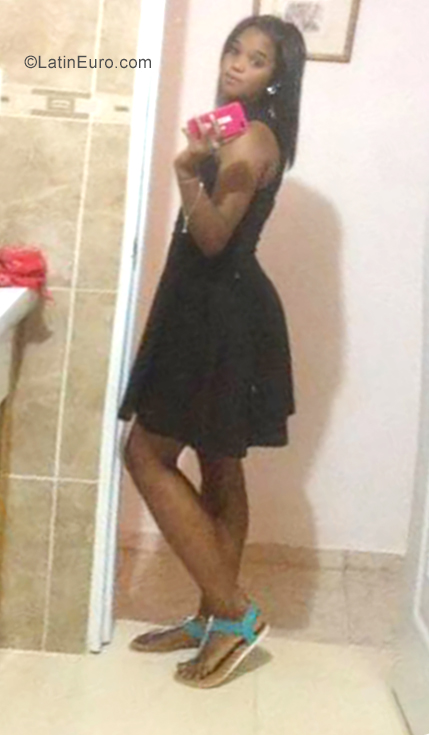 Date this georgeous Dominican Republic girl Emma from Punta Cana DO34886
