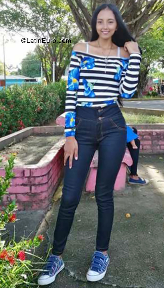 Date this hard body Venezuela girl Yanexis from Caracas VE2461