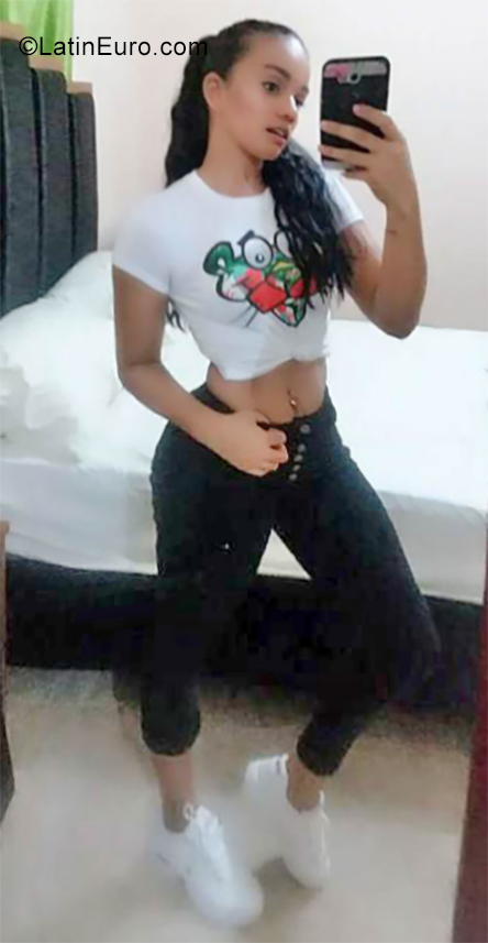 Date this nice looking Dominican Republic girl Gabriela from La Vega DO35284