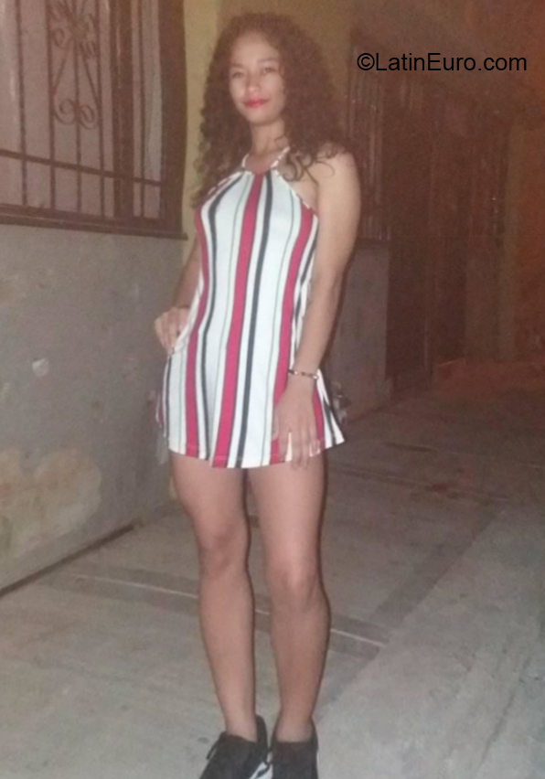 Date this lovely Colombia girl Yuliana from Santa Marta CO25974