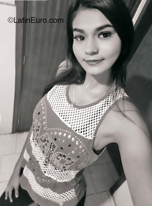 Date this voluptuous Venezuela girl Chiquinquira from Cumana VE2707