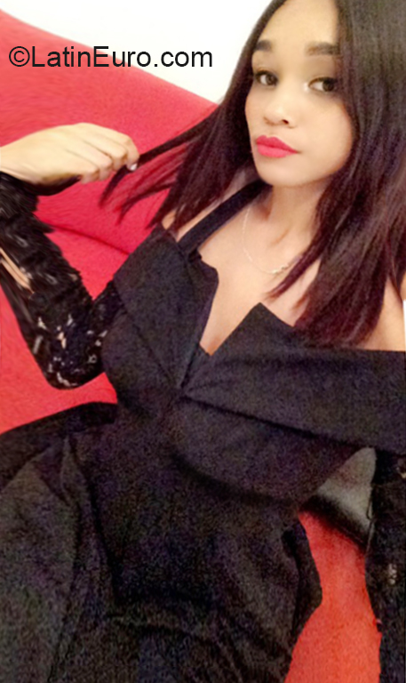 Date this voluptuous Dominican Republic girl Stephanie from La Vega DO36567