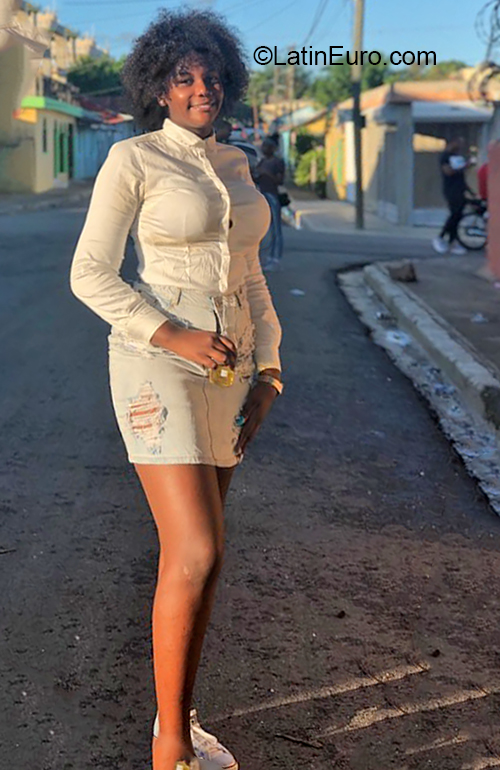 Date this hard body Dominican Republic girl Yovana from La Romana DO36784