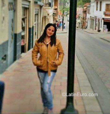 Date this happy Ecuador girl Gigi from Guayaquil EC417