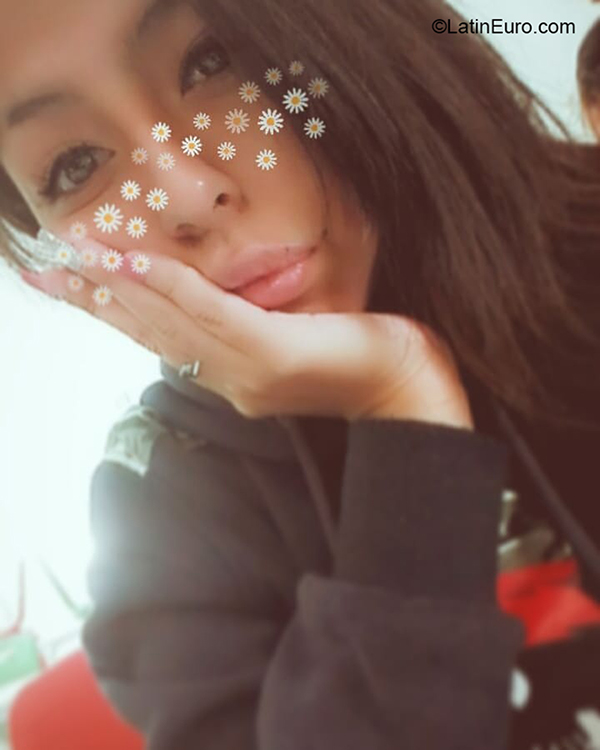 Date this pretty Argentina girl Esmeralda from Buenos Aires AR328