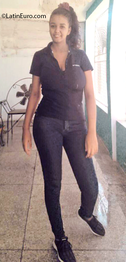 Date this delightful Venezuela girl Sara from Cumana VE3027