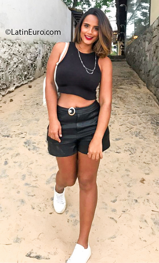 Date this voluptuous Brazil girl Keisa from Cabo Frio BR11084