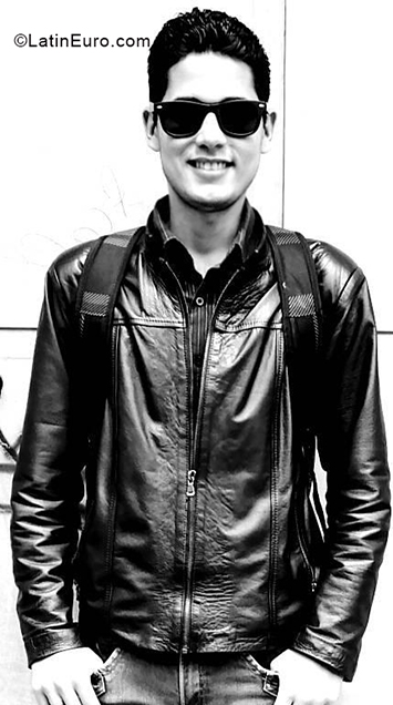 Date this happy Colombia man DQH from Bogota CO27191