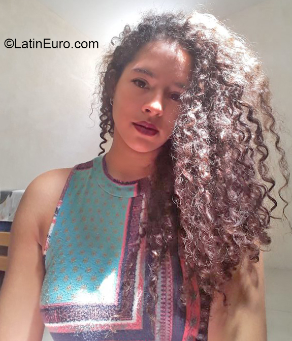 Date this pretty Ecuador girl Genesis from Guayaquil EC693