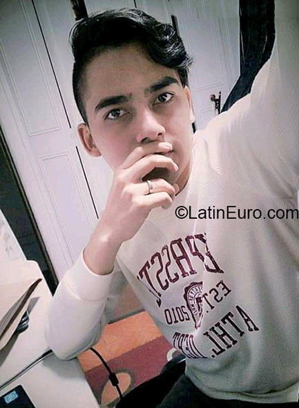 Date this tall Colombia man Deimer from Bogota CO27657