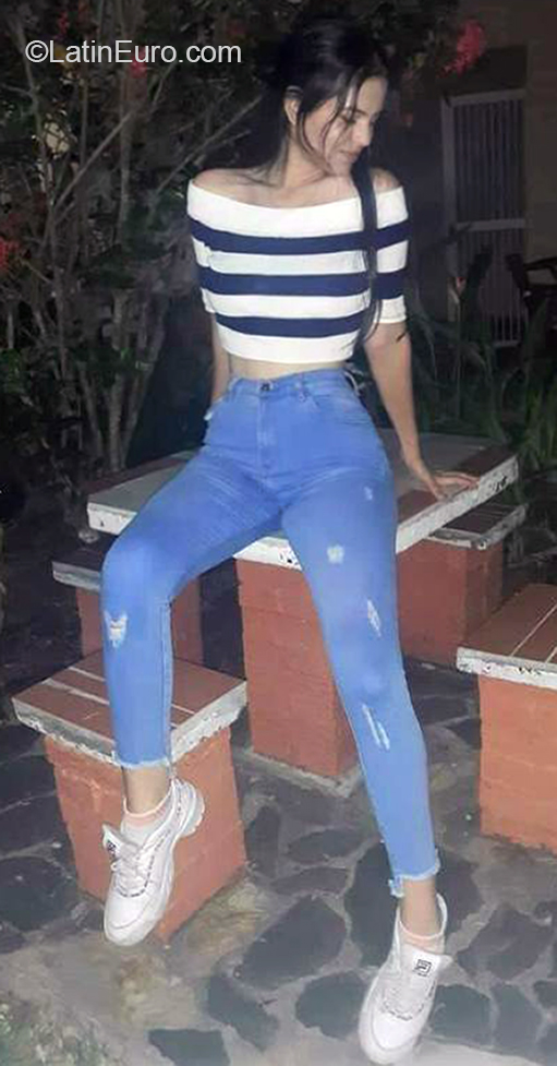 Date this sultry Venezuela girl Josmari from Trujillo VE3327